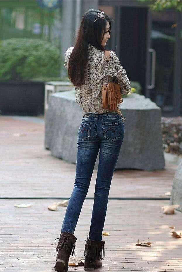 紧身裤搭配身材苗条的,确实很美上街也非常有回头率