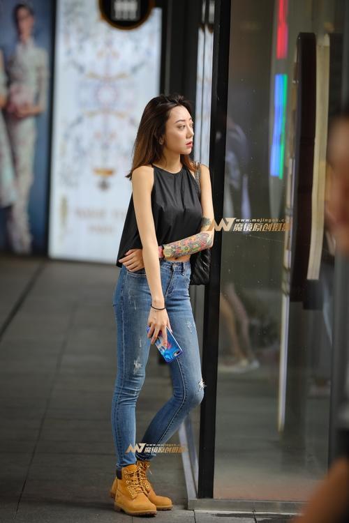 路人街拍，小姐姐的吊带上衣有点宽松，挡不住的好身材