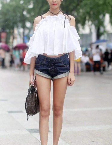 『展露』街拍:卷边牛仔热裤,拒绝单调,展露纤长双腿迎接盛夏