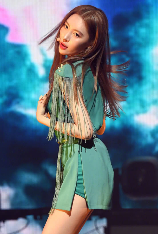 韩国第一美腿宣美，裙子开叉开到腰来秀腿，网友：腿上都是疙瘩！