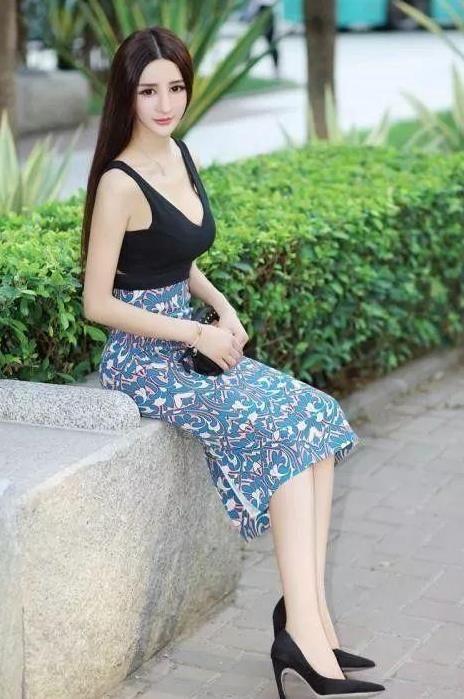  [休闲裤]街拍：亭亭玉立的美女，一件灰色上衣配黑色休闲裤，优雅休闲气息