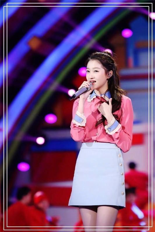 当58岁惠英红撞衫21岁关晓彤，网友：原来年龄在气质面前不值一提