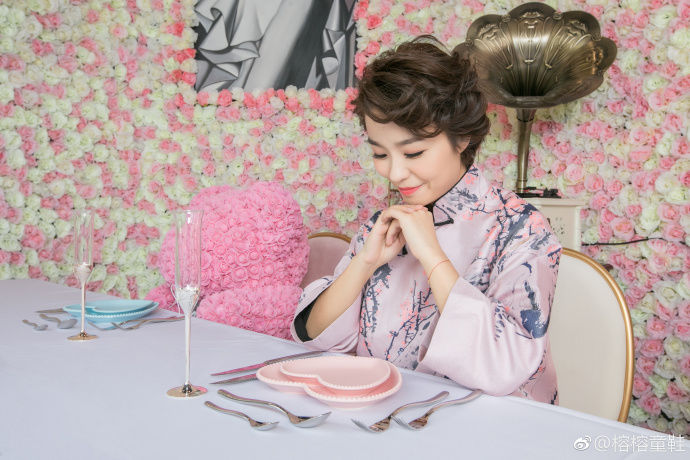 《爱情公寓》中的丽萨榕,现实生活中竟然这么