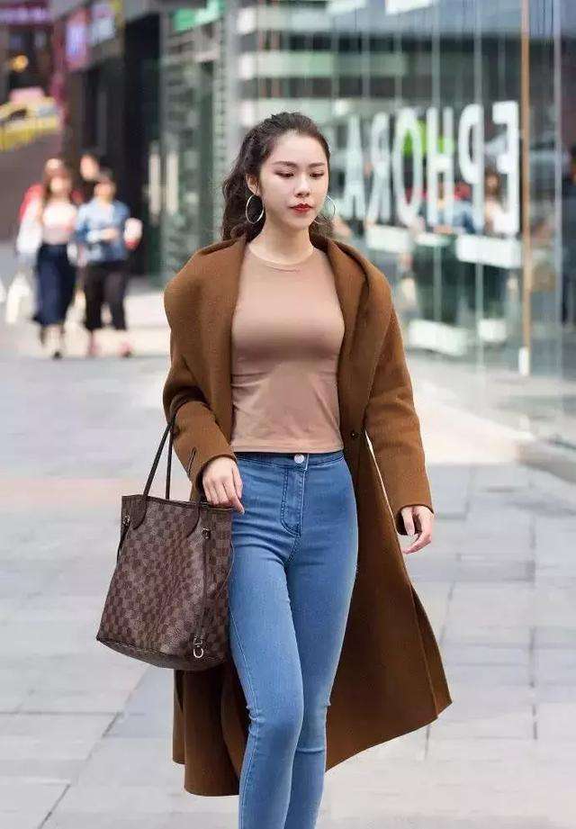 街拍：小姐姐正面看着挺正经的，牛仔裤的破洞让你青春无限