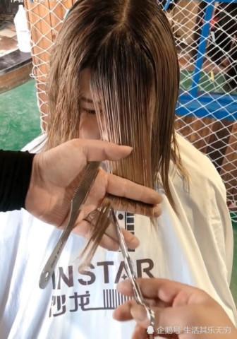 大饼脸女孩剪短发，没想到剪完这么好看 直接开会员