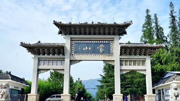 被黄山的人海挤怕了？山东这个景区不输黄山，还有世界最大石雕！