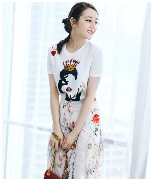 迪丽热巴太美啦！一袭金色V领长裙闪闪发光，见了她就挪不动脚