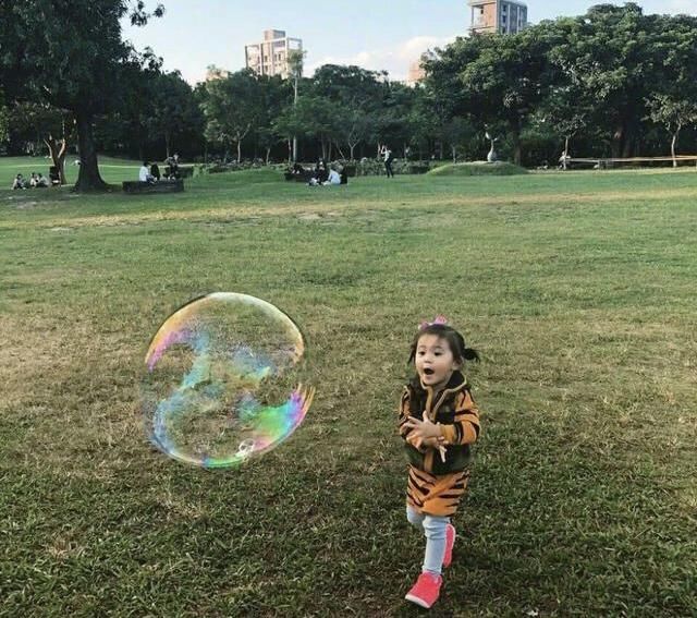 咘咘又长高了，波妞留起长发看起来和咘咘好像双胞胎哦