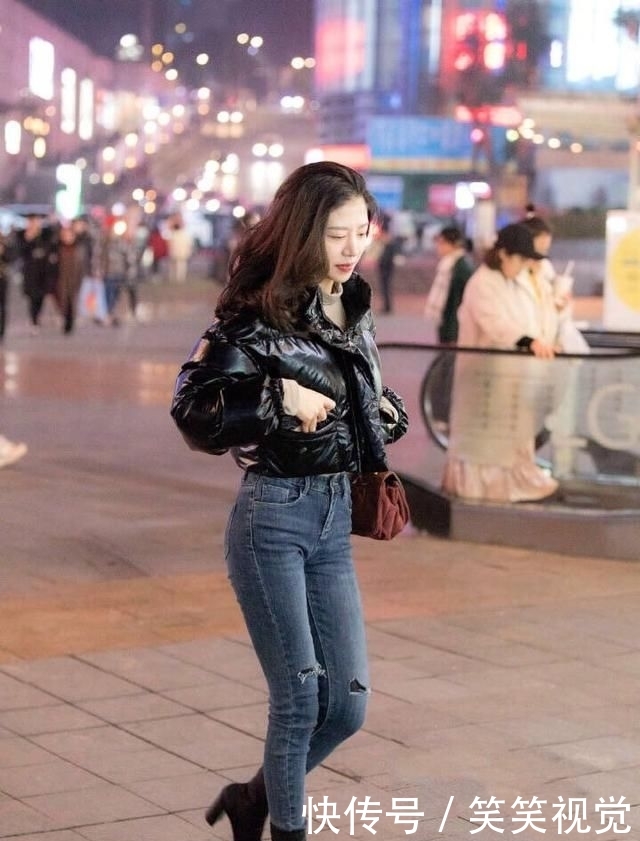 【小美女】街拍:小美女身材完美,黑色露肩上衣 露洞牛仔裤,个性十足