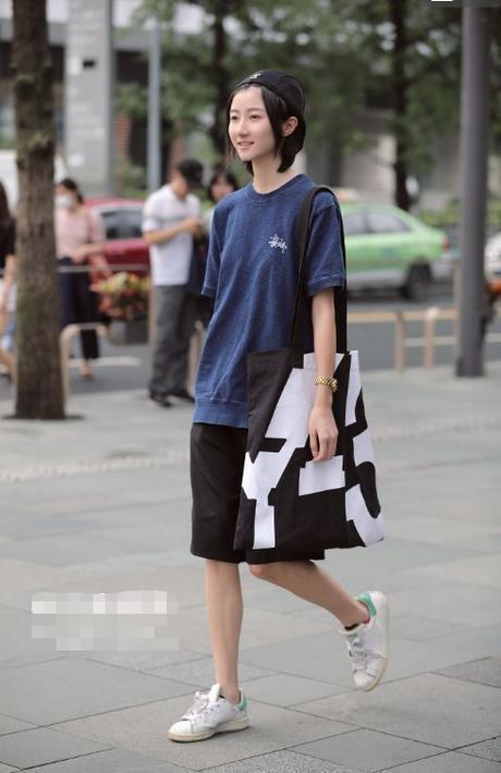 街拍:颜值高的美女,无论穿短裤或裙子,都能“凸显”女人味!