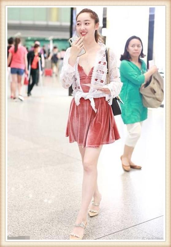 看了蒋梦婕穿抹胸装，再看看王丽坤，真想问林更新一句:后悔不?