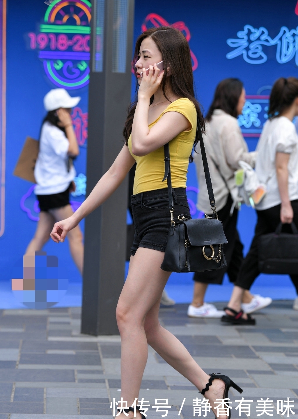 「 美女」展现时尚性感魅力，美女短裤搭配高跟鞋