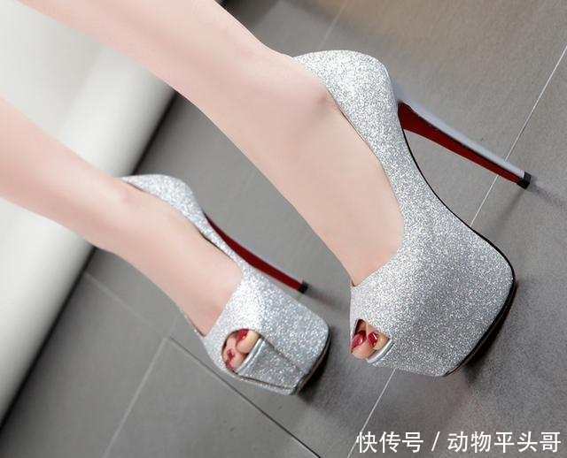 穿起薄薄的丝袜, 描绘出朦胧的曲线美