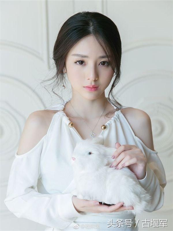 学院派美女,略带风尘气息