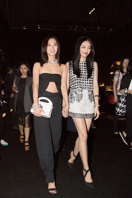 王珞丹解锁抹胸装的新穿法，就算没身材你都可以很出彩！