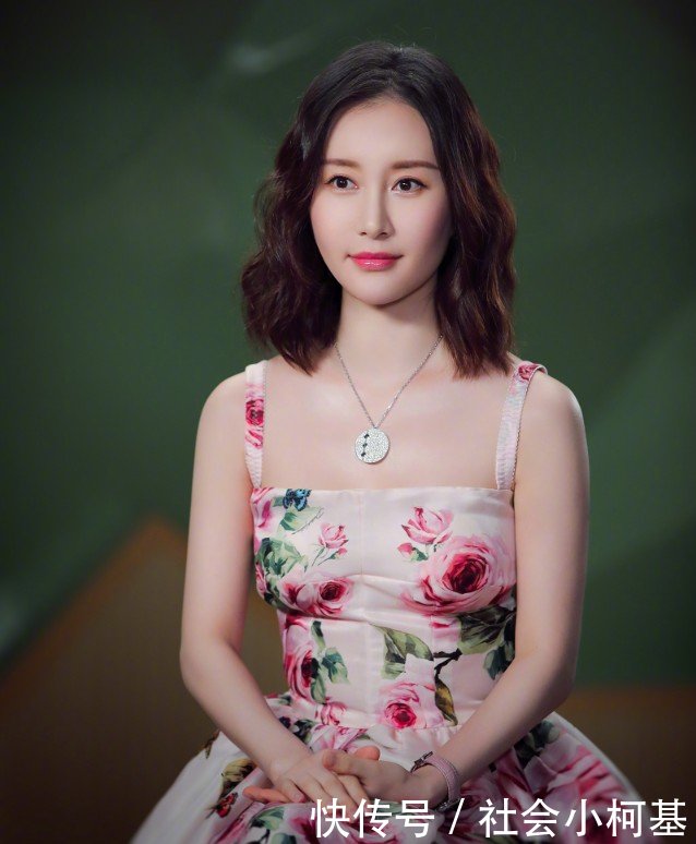 舒畅气质绝了，穿仙女裙却踩15块钱的人字拖，依旧清丽脱俗！