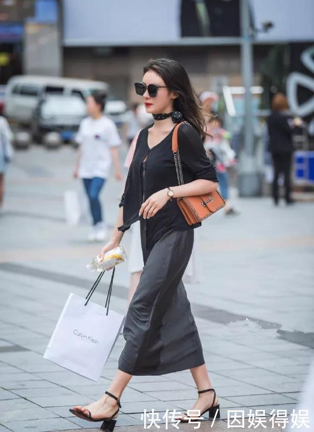  [迷人]小姐姐米白色的纱裙搭配一双高跟凉鞋，显高又带着一种迷人的气息
