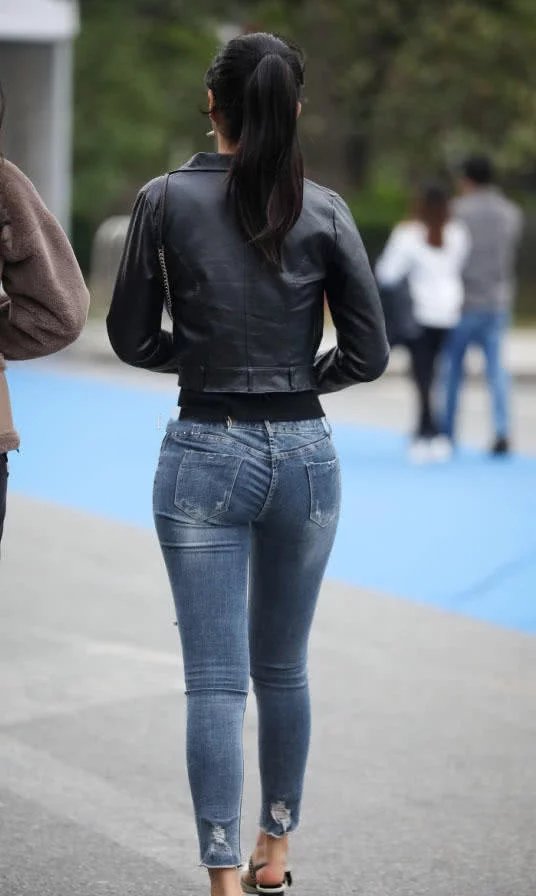 霸气文艺小姐姐肥满丰腴身材紧身裤上身，千沟万壑，气质而又不失