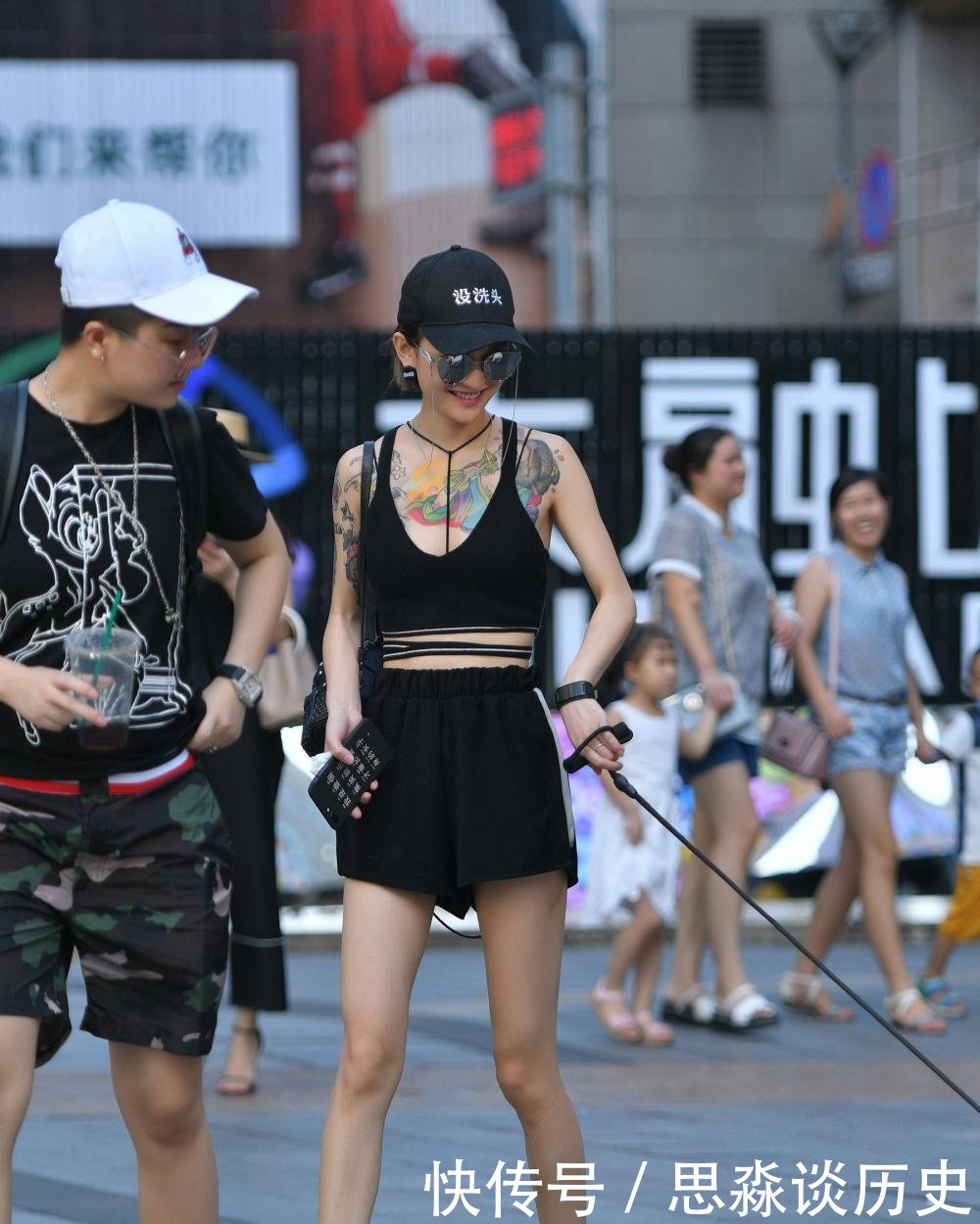  『一看』路人街拍, 纹身和狗, 一看就很“富有”