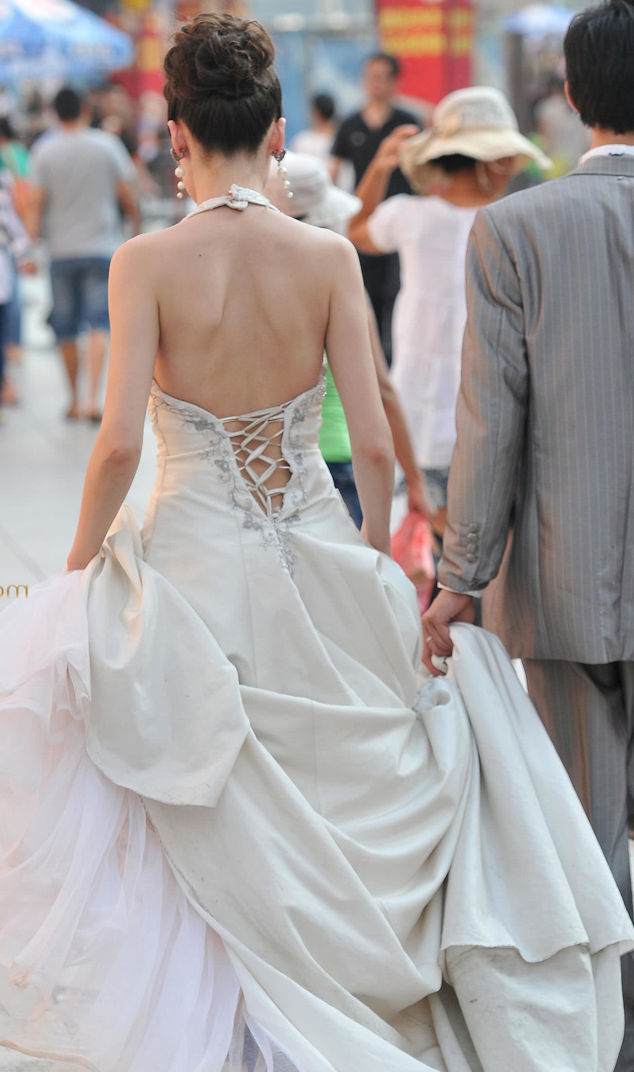 知性小姐姐夏季穿婚纱秀出丰腴上围，一旁的新郎连连帮忙，飘逸的