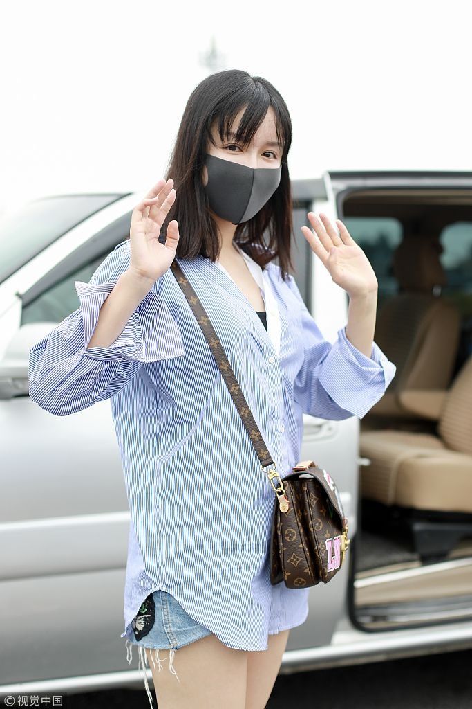 娄艺潇穿条纹衬衫玩下衣失踪秀美腿  双手挥别粉丝比心萌萌哒