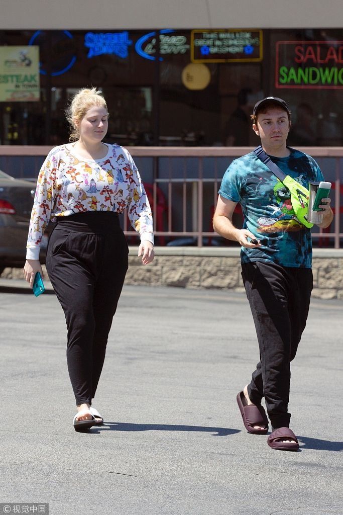女星梅根与未婚夫现身一路未牵手感情凉凉？身材发福穿着土气似街