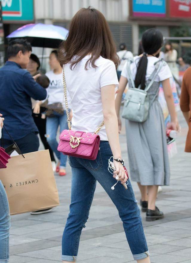 『小姐姐』路人街拍,连衣裙小姐姐,网友:小姐姐的腿还是蛮好看的
