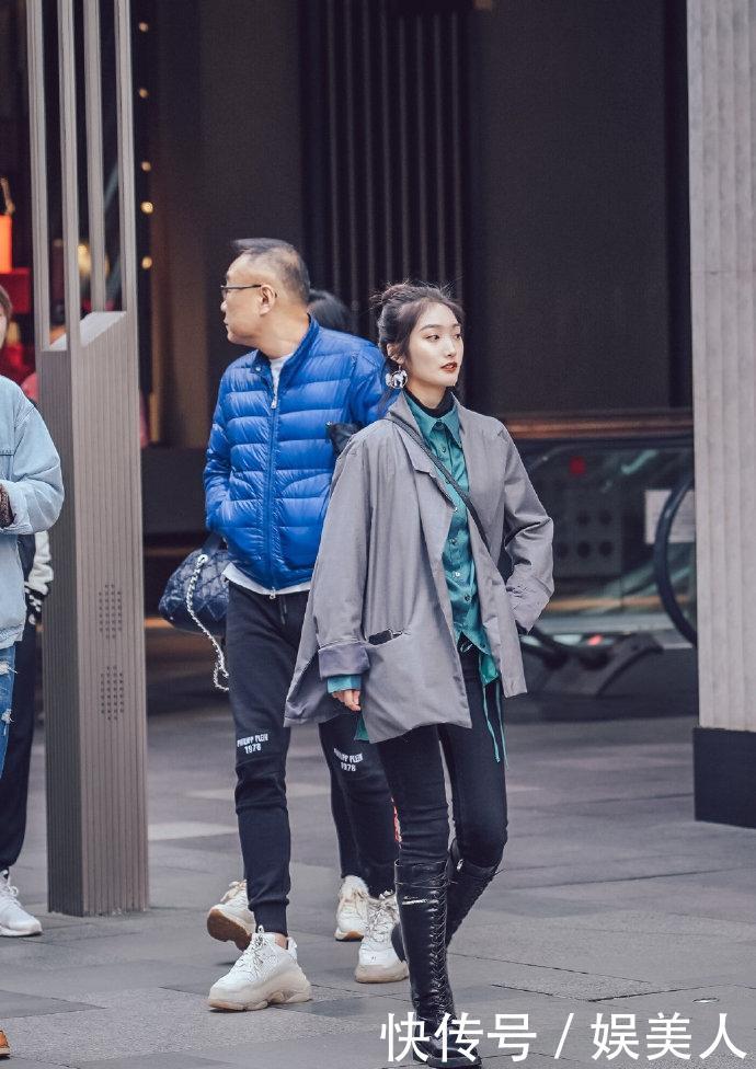  「小姐姐」街拍：春天浅色系这样穿搭贼好看，怦然心动就在一瞬间，好喜欢！