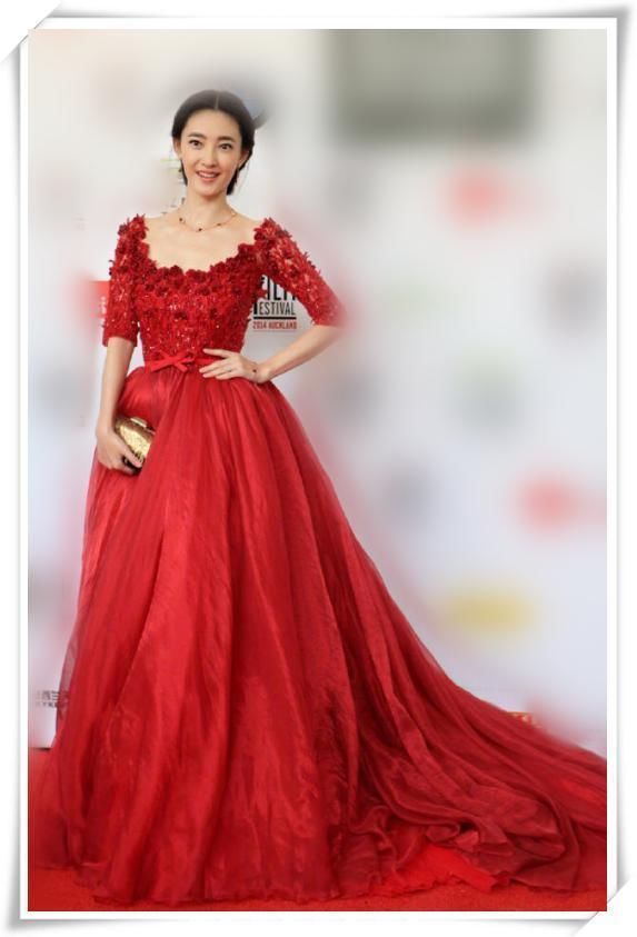 当王丽坤和赵丽颖同穿一件礼服裙，终于知道脸小有多么占优势了！