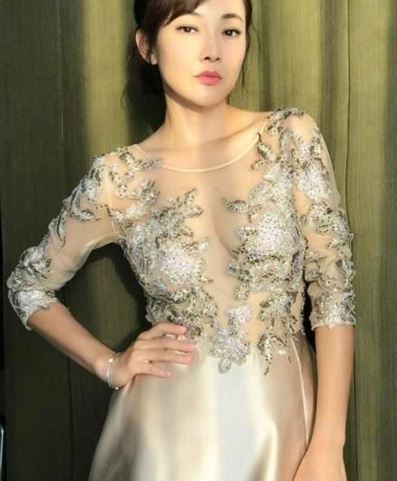 『 凹凸感』这身材像26岁少女,46岁牛莉身材太有“料”!穿薄纱裙难掩凹凸感