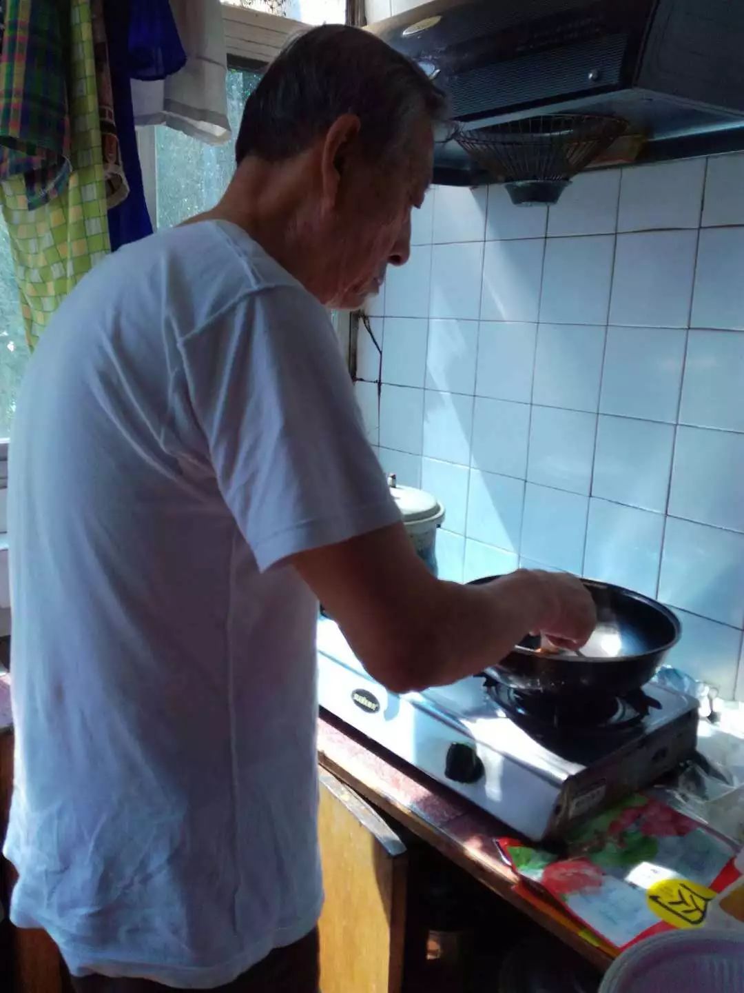 俩孩子没回家 天津高奶奶画了一桌“团圆饭