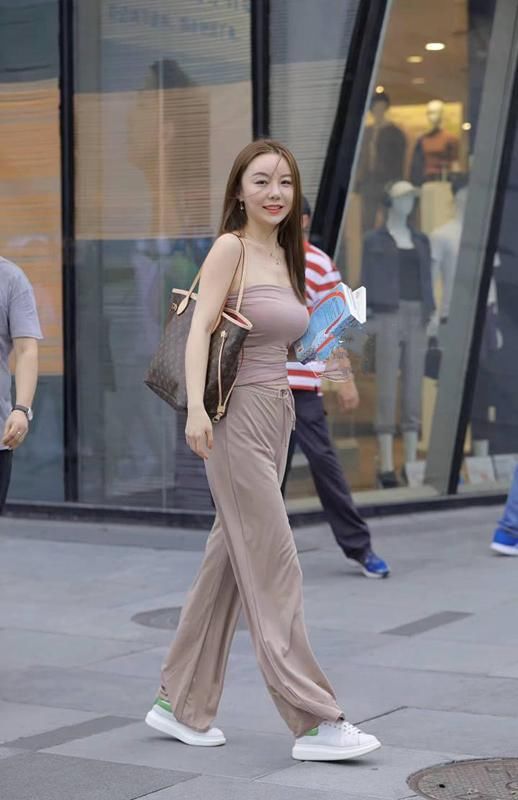 街拍:图1被王丽坤惊讶到了，衬衫比裙子还长!图2穿睡衣裤出门?