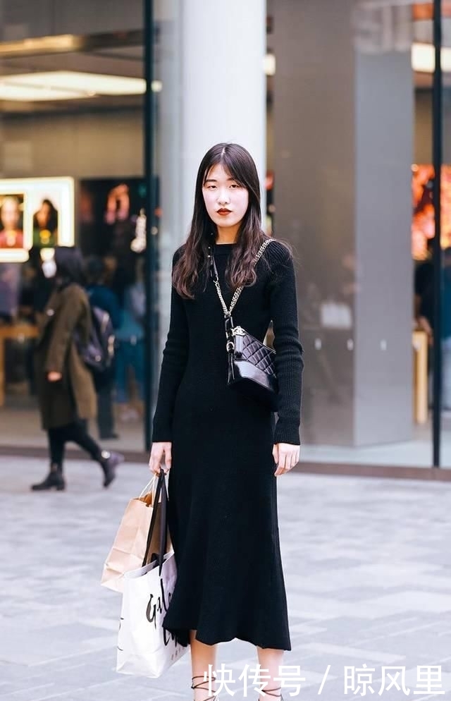 「美女」时尚街拍:在漂亮美女汇集的现代都市中,时尚美女们会挑选不一样的时尚潮流穿搭