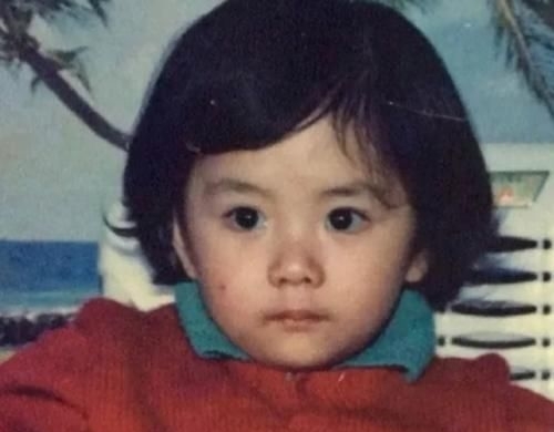  围着：谭松韵小时候有多受欢迎？过生日被四个男孩围着，个个颜值都超高