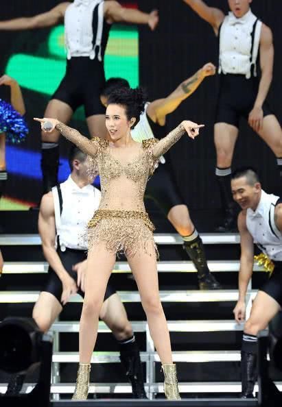 莫文蔚大秀性感身材,网友:身材比例是真的太好