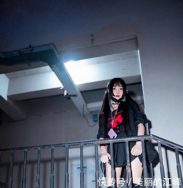 绝对领域制服cosplay，黑丝美腿让人沦陷