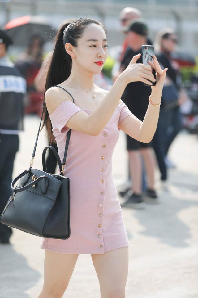 街拍:长腿配连衣裙的小姐姐,可爱俏皮,满满的女神范!