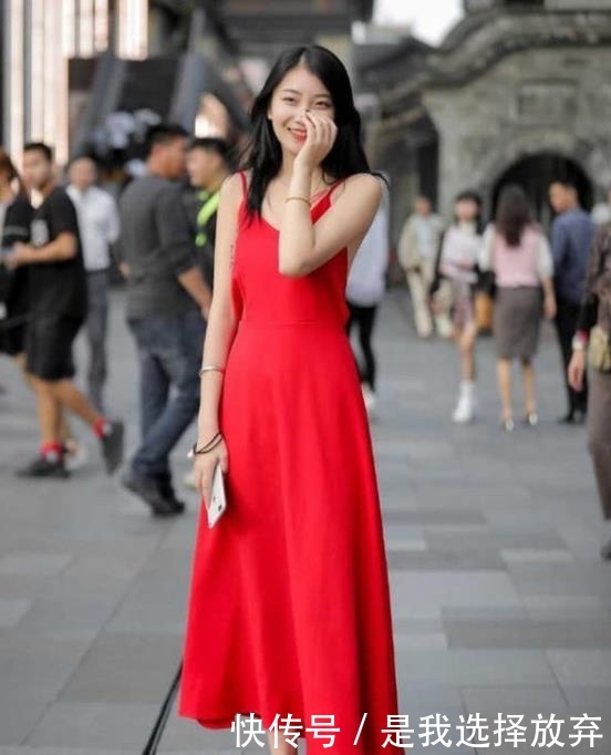  『红色』街拍：面带笑容的小姐姐，一条红色的连衣裙，时尚美丽大方气息