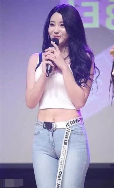 俏丽小姐姐，紧身牛仔裤太紧显勒痕，竟然还向上提