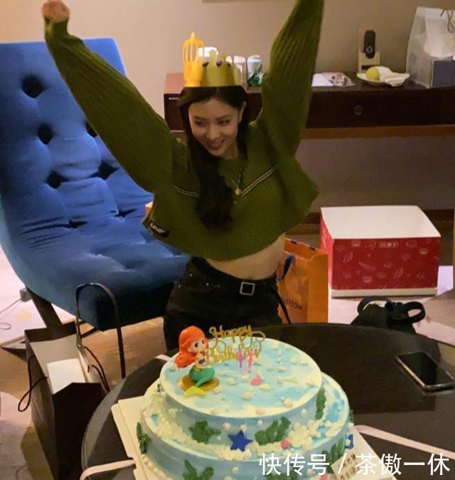 搭配黑色■22岁关晓彤穿衣也太粗心了!穿裙子露出打底裤,幸好有颜值在撑场