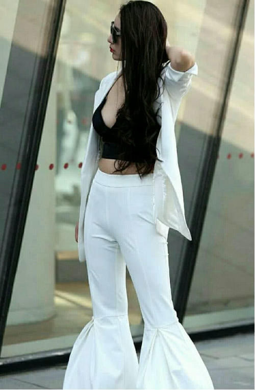 气质小姐姐一袭白衣抓住路人的眼球！