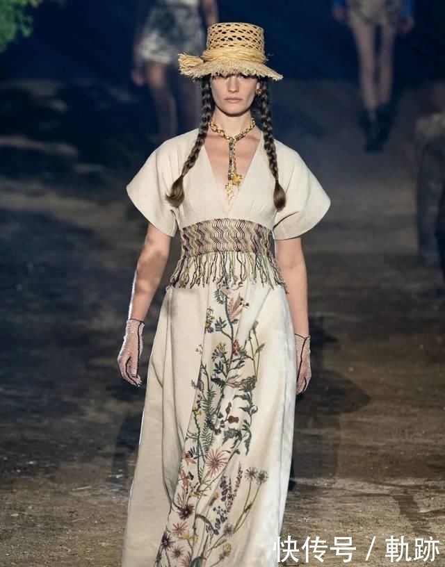 『花朵』2020开春 流行穿“开满花”的裙子,谁穿谁美!