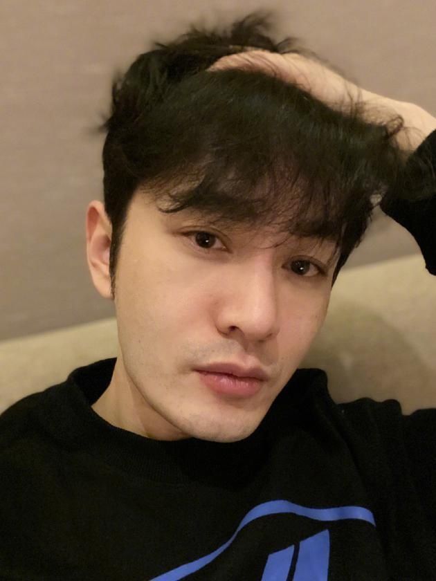  迪丽@黄晓明想发自拍，工作人员不让，迪丽热巴迟迟不发视频被粉丝催更
