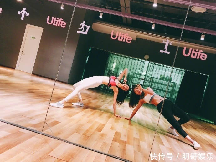 超模何穗高难度动作秀蛮腰 马甲线抢镜一米二长腿亮了