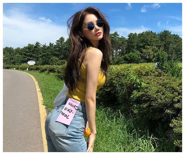 牛仔裤紧致时尚,美丽外观搭配舒适体感,修身设计显女性自信