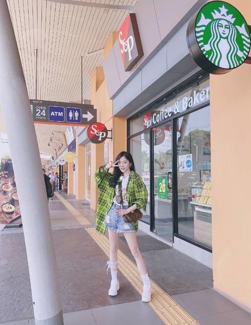  「会让人觉得比较」吴宣仪真是少女感十足！穿紫色衬衫搭配百褶裙，看上去学院风满满