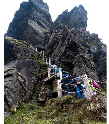 贵州第一山,山顶上的一个神奇寺庙和一块神奇的石头,真是绝了