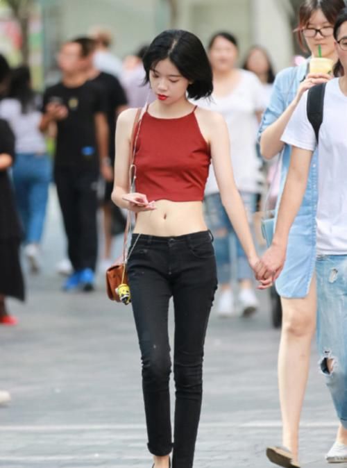  紧身■“大棒槌”的紧身牛仔裤，最风光的兜兜女神，网友：爱了！