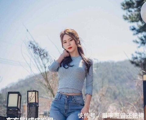 美感:紧身牛仔裤美女展现女神身材,穿出别样美感,尽显时尚潮女范