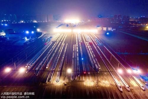  「万箭齐」春运动车组如“陆地航母”万箭齐发